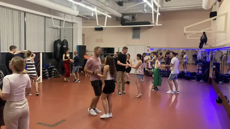 Bachata felnőtteknek Győrben táncoktatás GrossMüller